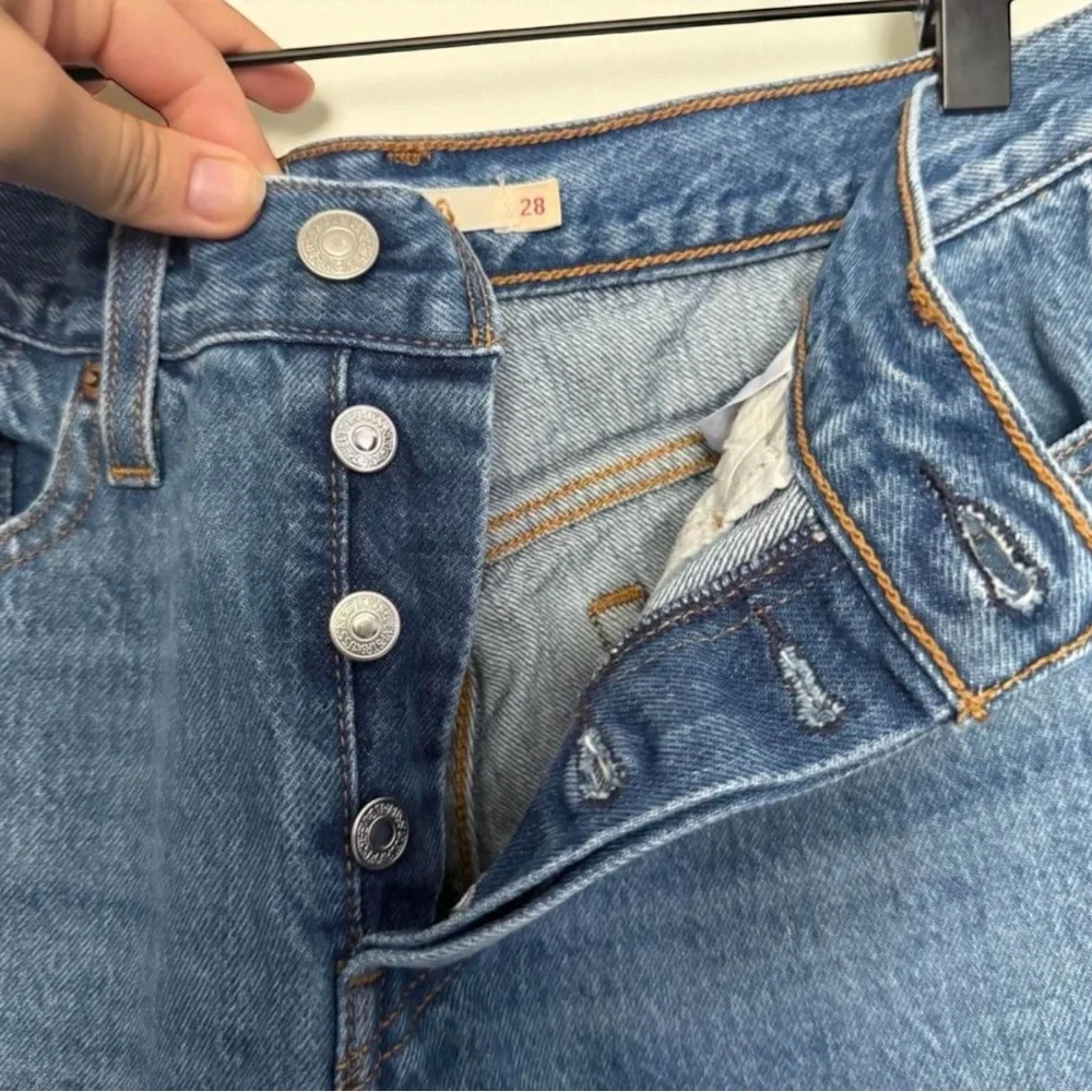 Levi's Wedgie Icon Ankle Medium Blue High-Rise Distressed Jeans - Picture 5 of 15